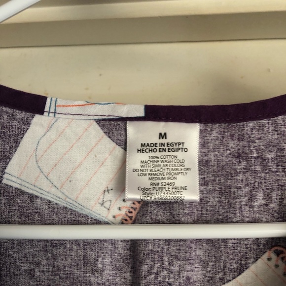 Woman’s scrub top - Picture 3 of 4